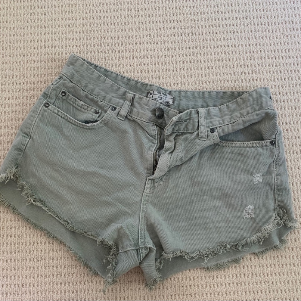FREE PEOPLE shorts with distressed detailing s27